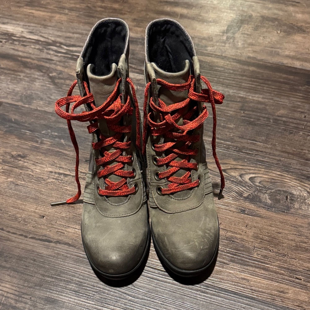 Sorel Women's Gray Lace-Up Boots with Red Laces -like New!